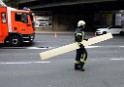 LKW blieb unter Bruecke haengen Koeln Ehrenfeld Innere Kanalstr Hornstr P021